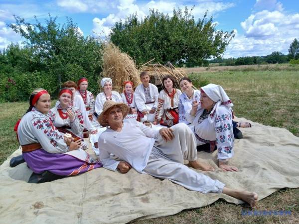 "Зажинки": як перші колоски задають тон для різдвяного дідуха 24 "Зажинки": як перші колоски задають тон для різдвяного дідуха 24