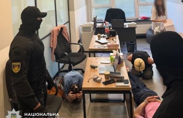 АіФ UA 7 Київські правоохоронці розгромили шахрайський кол-центр, який вкрав пів мільйона доларів у американців