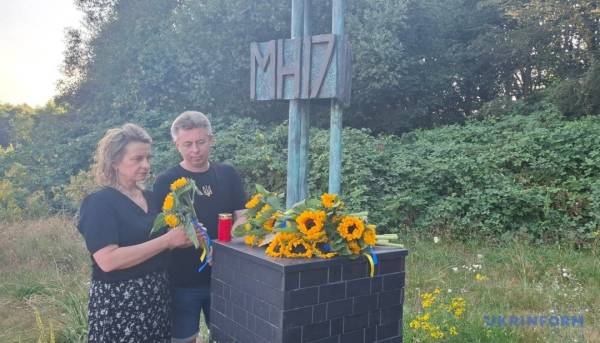 Українська громада Ейндговена вшанувала жертв рейсу MH17 6 Українська громада Ейндговена вшанувала жертв рейсу MH17 6