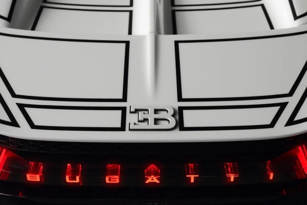Деталі інтер'єру Bugatti W16 Mistral Blanc Éternel