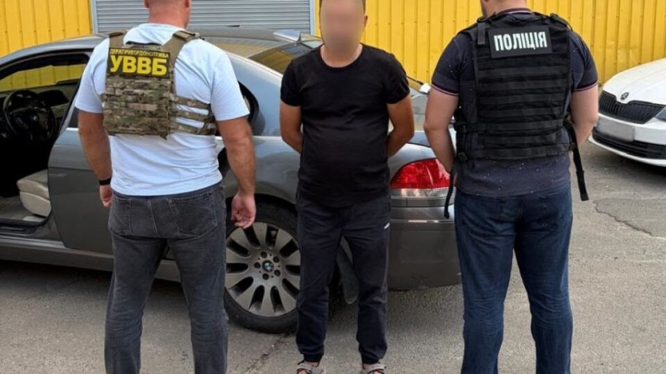 Які документи від МОУ перевірити для отримання всіх виплат та статусу після поранення 18 $8000 за переправлення до Білорусі: на Рівненщині затримали організатора