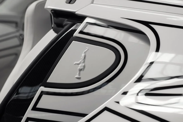 Bugatti презентувала ексклюзивний W16 Mistral Blanc Éternel: розкіш порцеляни в гіперкарі 16 Bugatti презентувала ексклюзивний W16 Mistral Blanc Éternel: розкіш порцеляни в гіперкарі 14