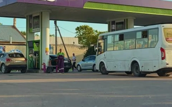 АіФ UA 20 Паливна криза паралізувала громадський транспорт Криму: черги на АЗС виснажують запаси