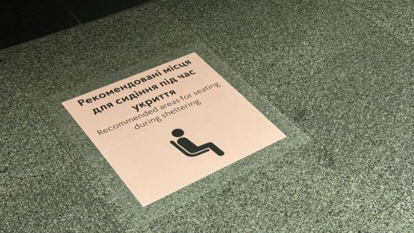 Зонування платформи станції метро для комфортнішого перебування людей під час повітряних тривог.