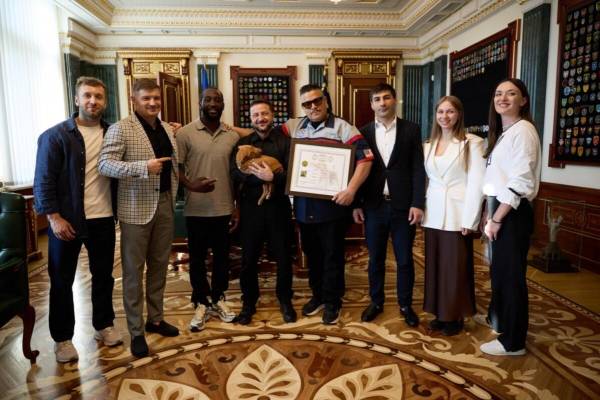 Зеленський з подарунком від боксера