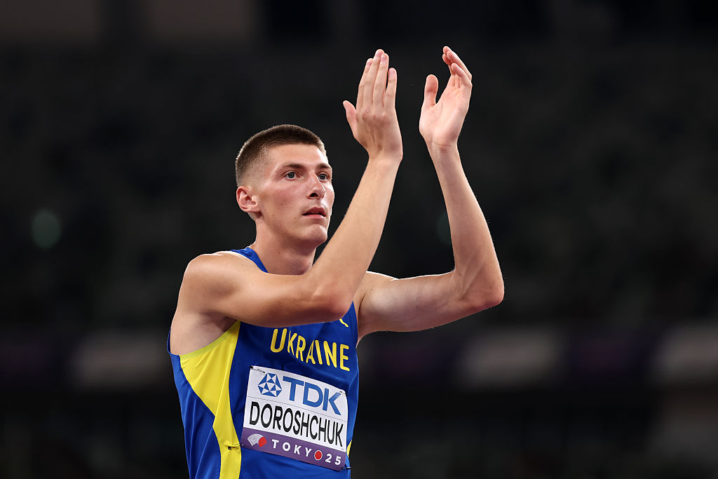 Олег Дорощук під час стрибка