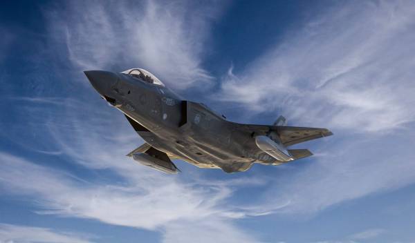 Крилата ракета AGM-158B JASSM-ER під винищувачем F-35. Джерело: Lockheed Martin