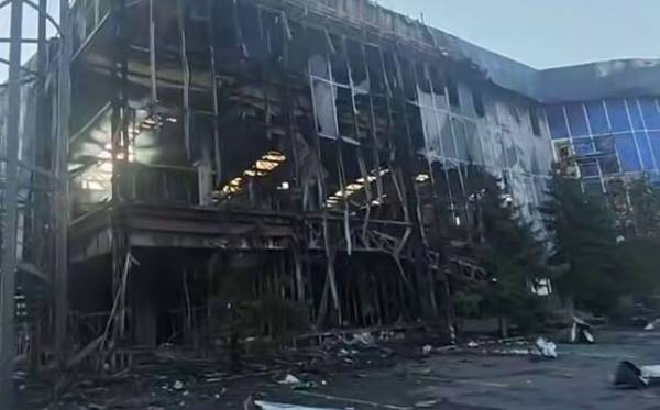 Російські дрони атакували торговий центр у Херсоні 10