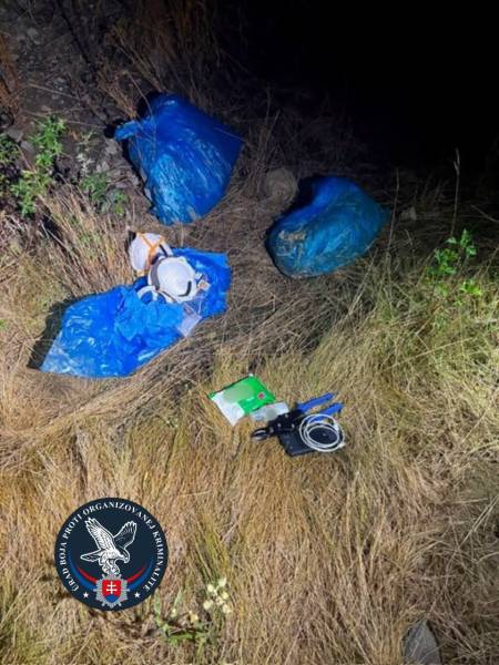 Вилучені речі підозрюваних у плануванні підпалу виробничого підприємства Skyeton у Словаччині. Серпень 2026. Фото: Поліція Словацької Республіки