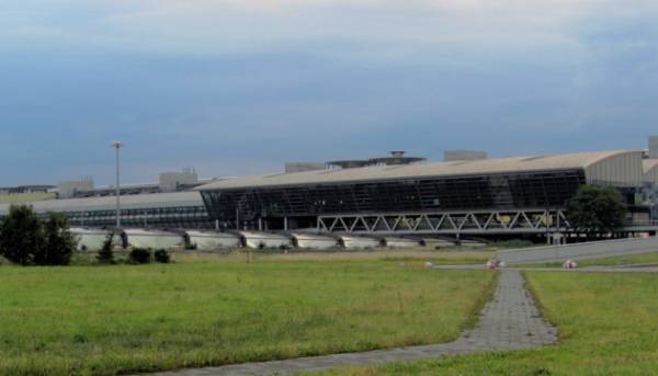 Німецькі ЗМІ: дрон з вибухівкою ледь не атакував український літак 5 Німецькі ЗМІ: дрон з вибухівкою ледь не атакував український літак 5