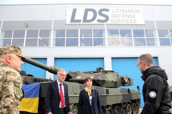 Посли Німеччини та України на церемонії передачі танків у Йонаві, Литва. 27 серпня 2026 року. Фото: LDS