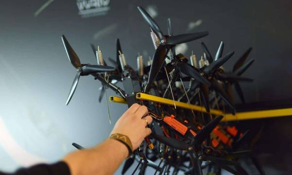 Українці вклали пів мільярда в Vyriy за добу 5 FPV дрон на стіні