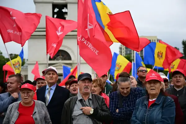 Путін наказав руйнувати НАТО і ЄС зсередини 6 Прихильники проросійської партії мітингують у Кишиневі за кілька днів до парламентських виборів 2025 року. Фото Даніель Міхайлеску