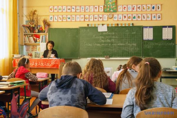 Бюджет освіти зросте: освітяни отримають більше грошей, ЄС надасть нову підтримку 11 Бюджет освіти зросте: освітяни отримають більше грошей, ЄС надасть нову підтримку 11