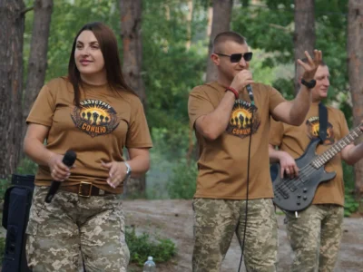 Мати трьох дітей приєднується до 152-ї єгерської бригади: "Я тобою пишаюся, мам" 12 «Це вже більше не концерти — це спілкування»: як тривала війна і дрони змінили музику на фронті