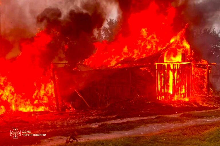Вибух у Чернігові: рашисти обстріляли місто, є постраждалий 10