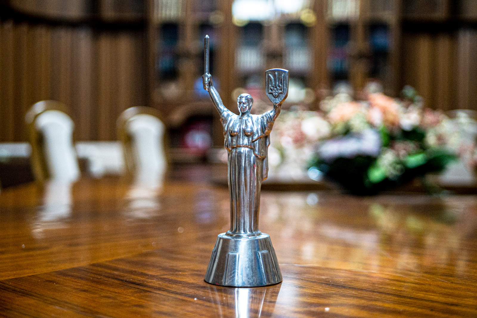 Символічна велич: чому Батьківщина-матір у Києві відома світу 52 statuetka tryzub