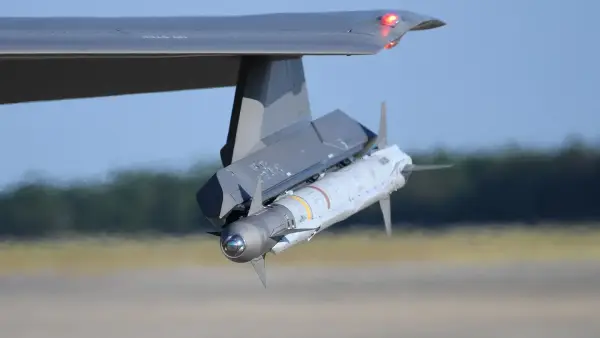 Північна Корея погрожує Південній Кореї ракетними ударами 5 Ракета AIM-9X під крилом винищувача F-35A. Фото: USAF