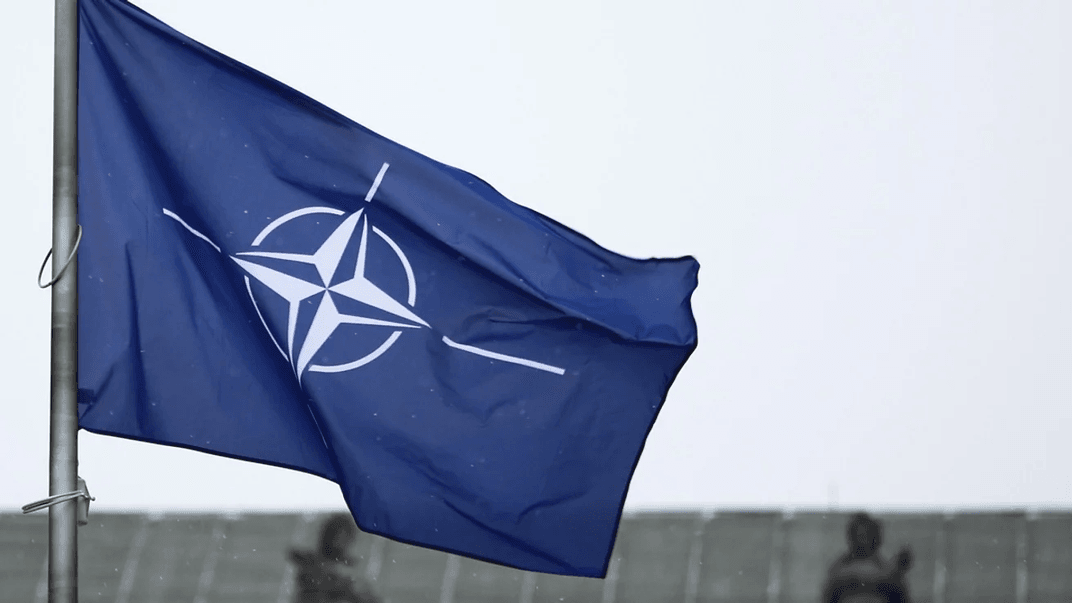 США перевіряють лояльність союзників по НАТО 2 Ілюстративне фото. Прапор НАТО перед президентським палацом у Варшаві, 12 січня 2024 року