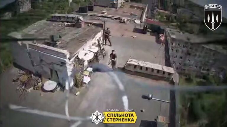 Дрон ЗСУ застав російських пілотів під час встановлення антени, яка виявилася пам'ятником 4