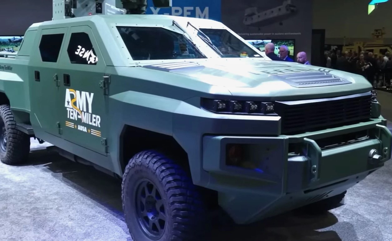 Демонстрація гібридного автомобіля від компанії GM Defense на виставці AUSA 2025