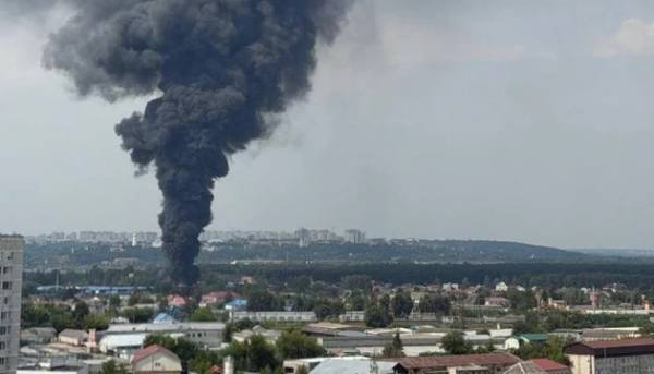 У Брянську палають склади "Газпромнефть-СМ" 14 У Брянську палають склади "Газпромнефть-СМ" 10