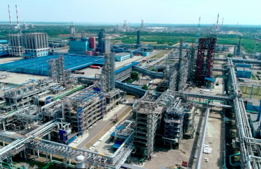 Дрони атакували найбільший завод СВГ у Росії: зупинився “ЗапСибНафтохім”