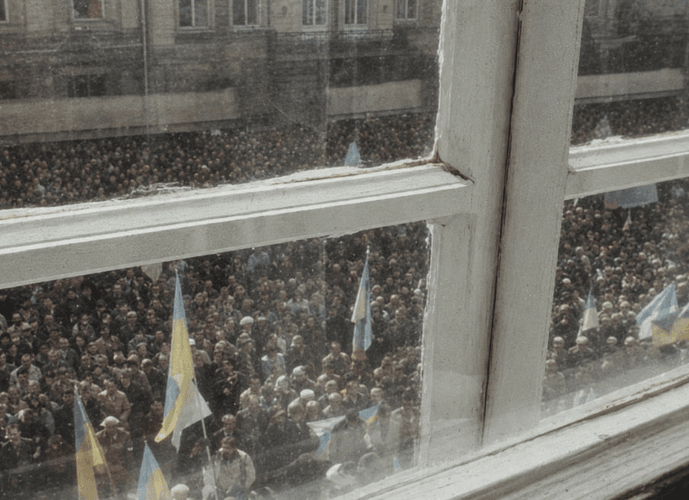 Мирні протестувальники, зняті з вікон міської Ратуші, 1990 рік