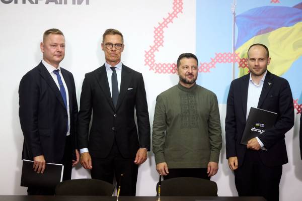 Представники компаній Tencore і Insta та президенти України і Фінляндії на церемонії підписання угоди