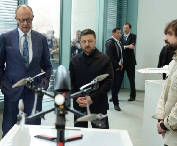 Український оборонний потенціал на MSPO-2026: що покажуть світу 10 Фрідріх Мерц та Володимир Зеленський біля українського дрона Kolibri-10