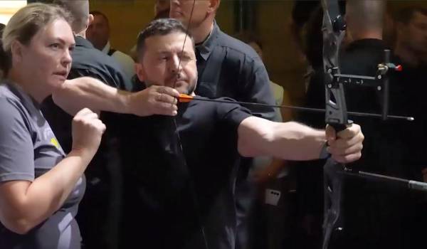 Зеленський на Прикарпатті: президент випробував стрільбу з лука та підняв штангу 6
