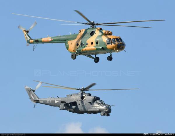 Угорські Ми-17 (зверху) та Ми-24