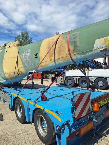 Видалені реєстраційний номер та розпізнавальні знаки на колишньому угорському Ми-24