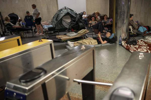Кияни шукали прихисток від обстрілів у метро: понад 38 тисяч людей скористалися підземкою 11