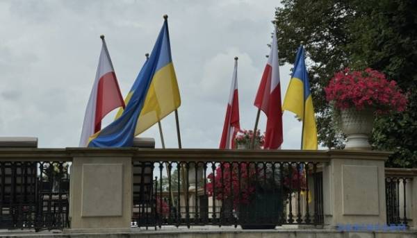 Польща стала пліч-о-пліч з Україною: акції підтримки охопили всю країну 9