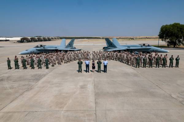 Команда іспанського контингенту DAT Paznic з двома F-18M на фоні. 29 липня 2026 року. Фото: Міністерство оборони Іспанії