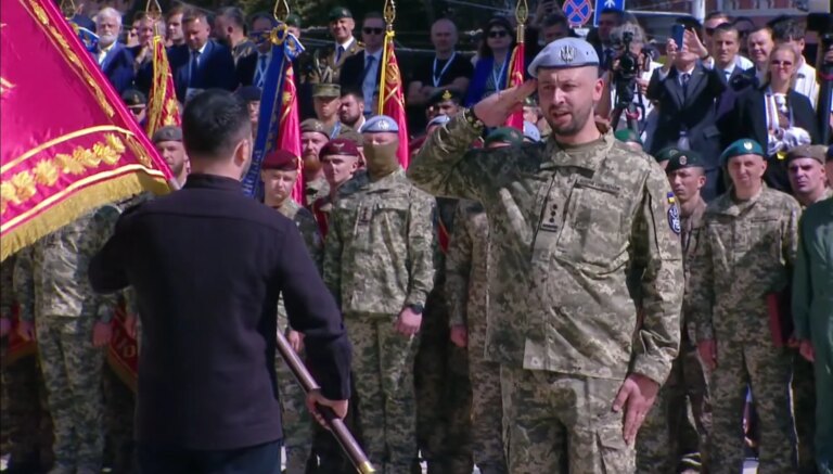 Зеленський передав бойовий прапор бригаді БПЛА "К-2" 1