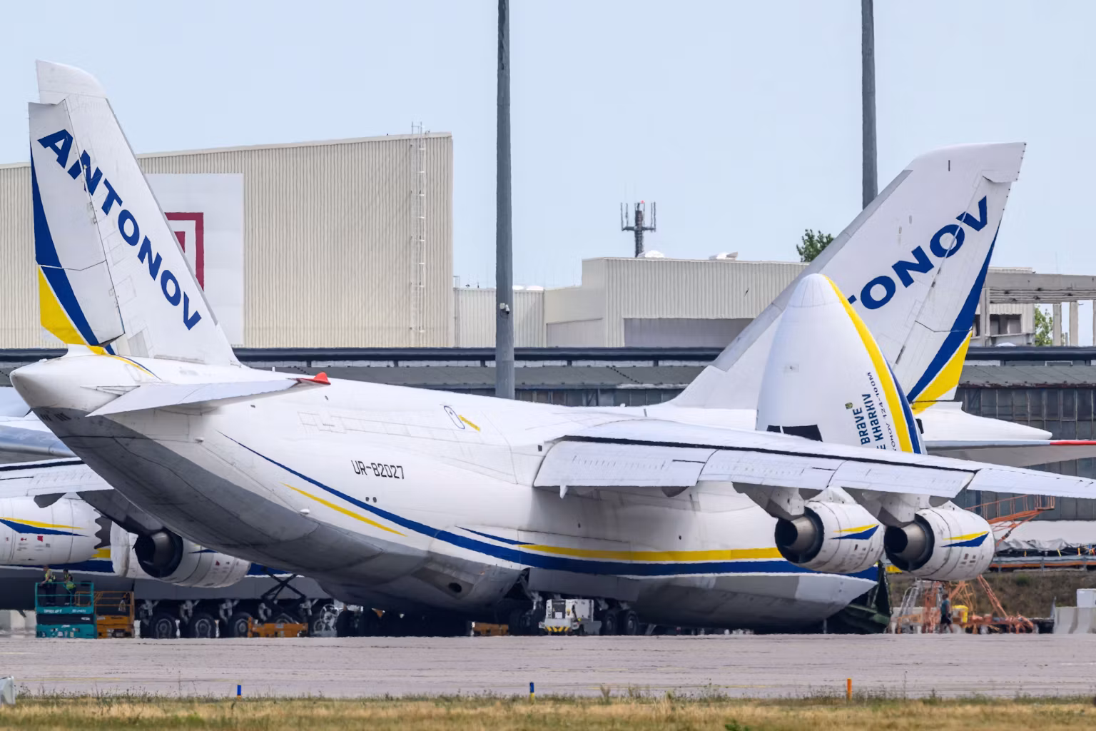 Український літак Ан-124 «Руслан» в аеропорту Лейпцига