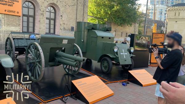 3-дюймова гармата та панцерник «Отаман Коновалець» УНР на виставці в Києві.