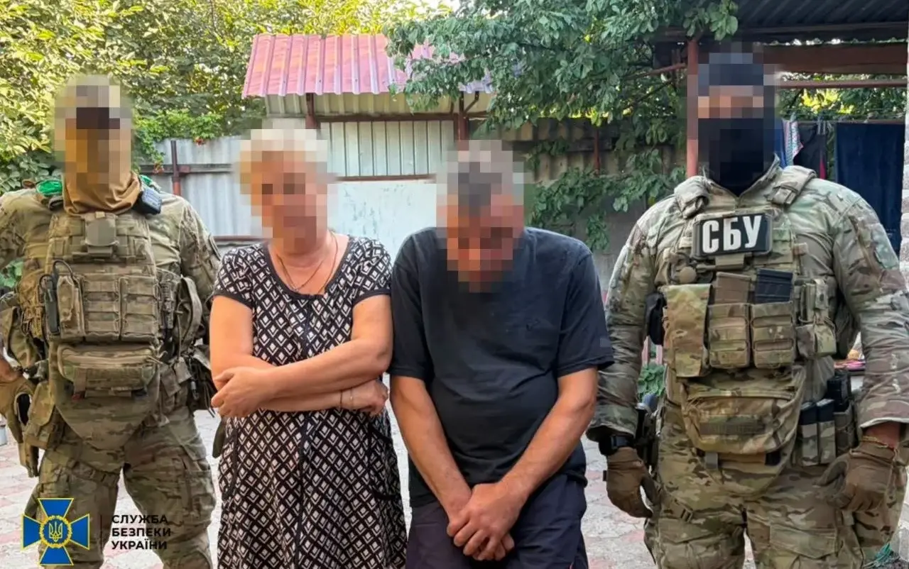 Затримані чоловік та жінка між співробітниками СБУ