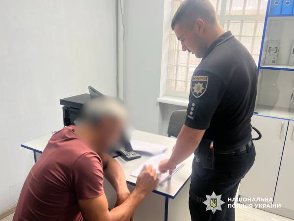 Житель Одещини постане перед судом за домашнє насильство та погрози поліцейським гранатою-муляжем 8