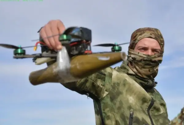 Російський військовий з FPV-дроном.