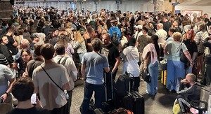 Укриття вокзалу у Києві переповнене -->людьми через масові затримки поїздів