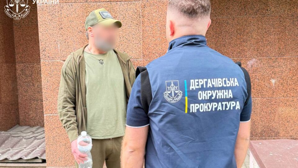 «Не голитися, не митися і скаржитися на сусідів»: у Харкові викрили лікаря, який вчив ухилянта на божевільного