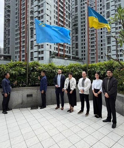 Пані посол Юлія Федів з командою українського посольства на Дні кримськотатарського прапора