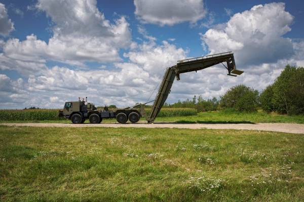 Мостоукладальна машина AM-70 EX від компанії CSG в процесі розгортання.