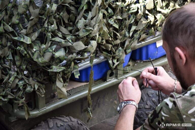 Наземні дрони доставляють на фронт усе — від борщу до холодильників 10