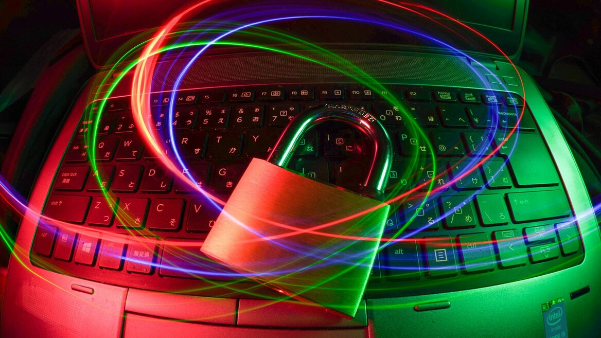 Росіяни зламували домашні та&nbsp;офісні Wi-Fi роутери українців і використовували їх для перехоплення паролів та&nbsp;електронної пошти. СБУ, ФБР і контррозвідка ЄС зламали мережу ГРУ