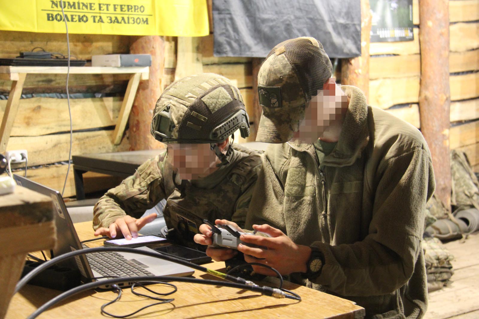 Військовослужбовець із позивним «Плуто» керує БПЛА разом з бойовим побратимом