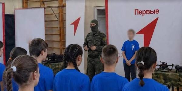 АіФ UA 63 Розвідка назвала причетних до мілітаризації дітей на окупованих територіях
